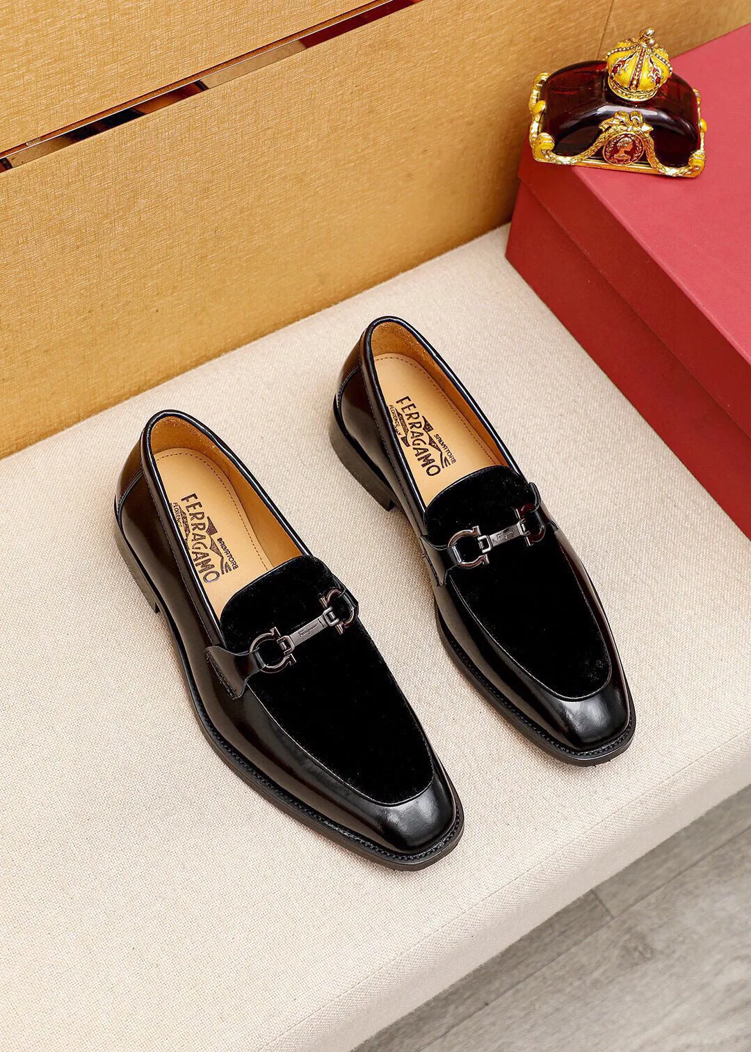 Men's shoes 💰460 💐 Product trademark: Ferragamo "Ferragamo" casual leather shoes Regular size: 38-44 (45.46.47🉑️Customized) Product materials: Selected imported top-layer high mercerized calfskin upper + luxury hardware buckle, imported water-dyed cow leather lining. Strong three-dimensional visual effect, rubber outsole Color: 2⃣️colors available